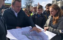 Фото 3: «Є незручності, але скоро тут буде дуже круто», — А. Садовий під час огляду ремонту пл. Двірцевої