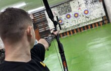 Фото 7: Терапія стрільбою: пацієнти центру НЕЗЛАМНІ стріляють з лука, аби зміцнити м’язи тіла