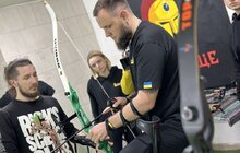 Фото 10: Терапія стрільбою: пацієнти центру НЕЗЛАМНІ стріляють з лука, аби зміцнити м’язи тіла