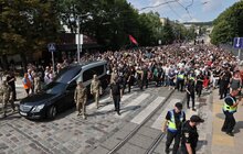 Фото 3: Похорон Ірини Фаріон: на Личаківському кладовищі у Львові зібралось кілька тисяч людей (фото, відео)