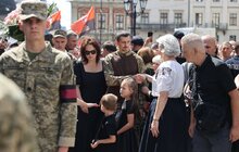 Фото 9: Похорон Ірини Фаріон: на Личаківському кладовищі у Львові зібралось кілька тисяч людей (фото, відео)