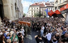 Фото 19: Похорон Ірини Фаріон: на Личаківському кладовищі у Львові зібралось кілька тисяч людей (фото, відео)