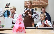 Фото 8: Мер Львова зі сім’єю долучився до майстер-класу з виготовлення свічки власноруч