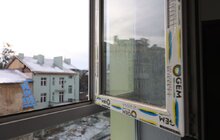 Фото 13: Чотири місяці після ракетного обстрілу на вул. Коновальця: учні вчаться у своїх класах, домівки мешканців відновлюють (відео)