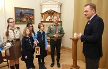Фото 5: Пластуни та скаути передали мерії Вифлеємський вогонь миру