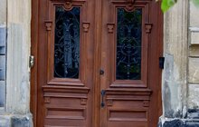 Фото 4: Реставратори відновили історичну браму, оздоблену мушлями