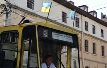 Фото 3: У Львові комунальний транспорт виїхав на маршрути з прапорцями