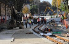 Фото 2: ІІ етап реконструкції вул. Шевченка: підрядник вже розпочав монтувати трамвайні плити і колію