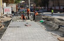 Фото 8: ІІ етап реконструкції вул. Шевченка: підрядник вже розпочав монтувати трамвайні плити і колію