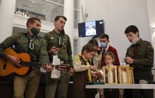 Фото 6: Львівські пластуни урочисто передали Вифлеємський вогонь миру місту