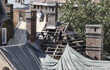 Фото 7: У будинках на вул. Коновальця демонтовують аварійні конструкції, які найбільше постраждали після ракетних обстрілів (відео)