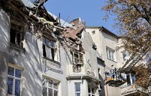 Фото 11: У будинках на вул. Коновальця демонтовують аварійні конструкції, які найбільше постраждали після ракетних обстрілів (відео)