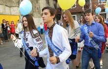 Фото 4: Львів’яни урочисто святкують закінчення навчального року у школах