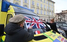 Фото 1: 11 машин на передову: британські волонтери у Львові передали допомогу для війська