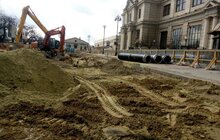 Фото 1: Реконструкція пл. Двірцевої: розпочалися роботи з влаштування каналізаційного колектора