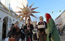 Фото 3: Напередодні Різдва у Львові встановили Різдвяного Дідуха