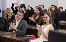 Фото 9: Європейські делегати, що приїхали на відкриття Молодіжної столиці у Львові, розпочали візит з покладання квітів молоді, що загинула через росію