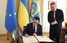 Фото 14: Європейські делегати, що приїхали на відкриття Молодіжної столиці у Львові, розпочали візит з покладання квітів молоді, що загинула через росію