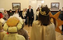 Фото 1: У Ратушу завітав вертеп з музичної школи