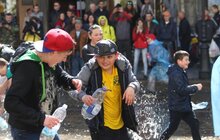 Фото 6: У Львові на пл. Ринок триває «Поливаний понеділок» 