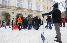 Фото 2: Працівники Львівської мерії долучились до прибирання міста від снігу