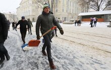 Фото 3: Працівники Львівської мерії долучились до прибирання міста від снігу