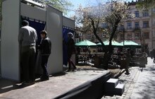 Фото 13: У Львові на пл. Ринок триває «Поливаний понеділок» 