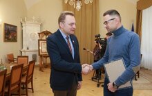 Фото 6: Міський голова нагородив переможців конкурсу «Найкраща новорічна вітрина»