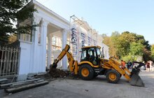 Фото 4: У Парку культури і відпочинку активно ремонтують вхідну арку та стадіон «Юність»
