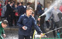 Фото 18: У Львові на пл. Ринок триває «Поливаний понеділок» 