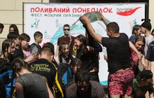 Фото 23: Сьогодні на площі Ринок у Львові влаштували «Поливаний понеділок»