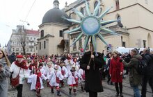 Фото 6: В переддень Різдва у Львові встановили Різдвяного Дідуха