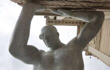 Фото 2: Символ підтримки України: майже шестиметрова скульптура триматиме Львівську оперу все літо (відео)