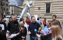 Фото 6: Символ підтримки України: майже шестиметрова скульптура триматиме Львівську оперу все літо (відео)