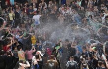 Фото 8: Сьогодні на площі Ринок у Львові влаштували «Поливаний понеділок»