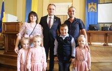 Фото 16: Мер Львова вручив ордери на квартири 45 сім’ям