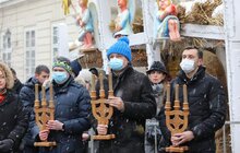 Фото 5: У Львові на пл. Ринок освятили воду, тож львів'яни упродовж дня можуть прийти і набрати її