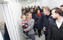 Фото 12: Представники Польщі і Великої Британії відвідали найбільше модульне містечко у Львові, яке звели за кошти цих країн