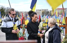 Фото 20: Європейські делегати, що приїхали на відкриття Молодіжної столиці у Львові, розпочали візит з покладання квітів молоді, що загинула через росію