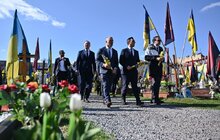Фото 23: Європейські делегати, що приїхали на відкриття Молодіжної столиці у Львові, розпочали візит з покладання квітів молоді, що загинула через росію