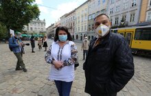 Фото 11: Медичні працівники одягнули левів перед мерією Львова у вишиванки