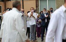 Фото 14: Сьогодні у Львові святкують День музики і День медика: на стіні лікарні швидкої медичної допомоги з виступом октету відкрили символічний мурал