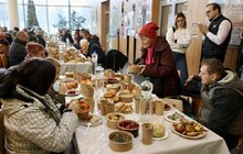 Фото 10: Різдво єднає: для людей у потребі у Львові провели спільний різдвяний обід (відео)