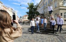 Фото 15: Статуї у центрі Львова одягнули у вишиванки та вишивані маски