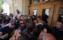 Фото 41: Невідомі особи виламали двері до міської ратуші та ввірвались всередину
