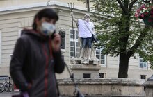 Фото 20: Статуї у центрі Львова одягнули у вишиванки та вишивані маски