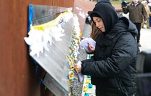 Фото 12: Сотні паперових ангеликів розмістили на Меморіалі Небесної Сотні у Львові