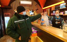 Фото 12: У парку «700-річчя Львова» продовжують посипати доріжки кавовою гущею для боротьби з ожеледицею