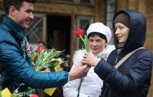 Фото 7: В центрі міста вчора львів’янкам дарували тюльпани та вітали з початком весни