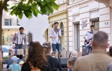 Фото 3: Сьогодні локацію «Музика на Курбаса» «запалювала» фольктроніка від гурту «LIRWAK»